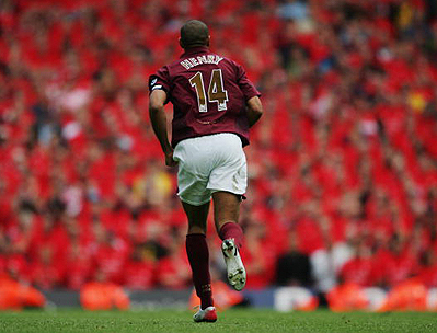 冲突细节曝光！太阳主帅称霍姆格伦先撞阿伦引发报复（冲突内情披露：太阳主帅称霍姆格伦先撞阿伦，引发后续报复）