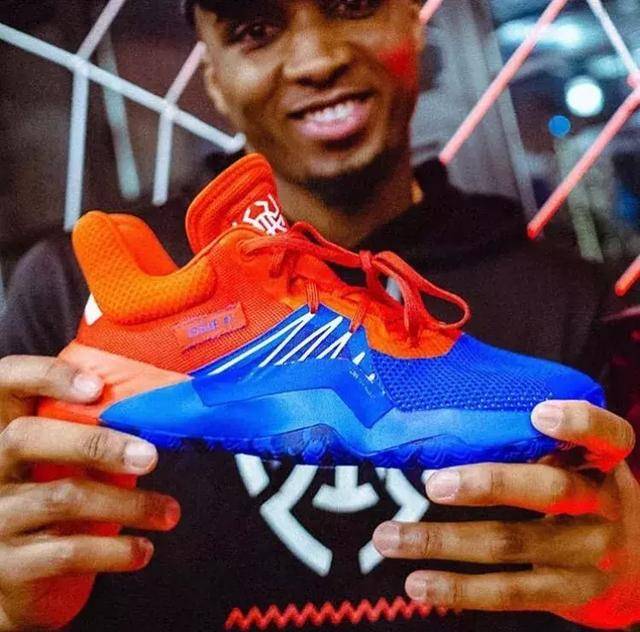 里弗斯直面流言：更衣室必受干扰，字母哥职业态度稳军心（里弗斯回应传闻：更衣室难免波动，字母哥的职业态度稳住全队）