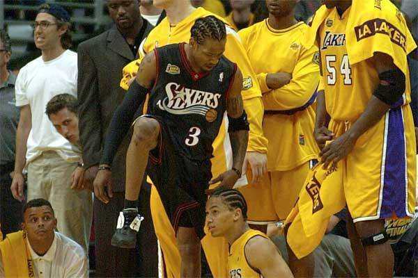 吕迪格的防守是站在那里干瞪嘛，比斯洛特先下课的估计是阿隆索（吕迪格防守宛如站桩发呆，先于斯洛特下课的恐怕是阿隆索）