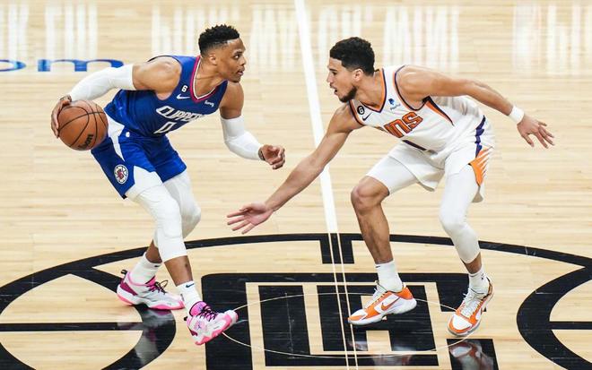 上半场奇兵！焦海龙半场7中6得到15分4篮板（焦海龙化身奇兵，半场7投6中拿下15分4篮板）