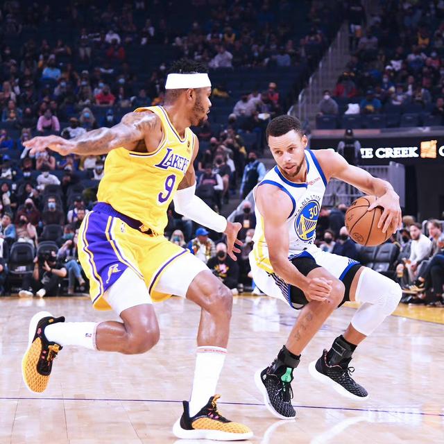 切尔西防线愈稳查洛巴已成核心 詹姆斯如同战神（切尔西防线日益稳固，查洛巴成中坚，詹姆斯宛如战神）